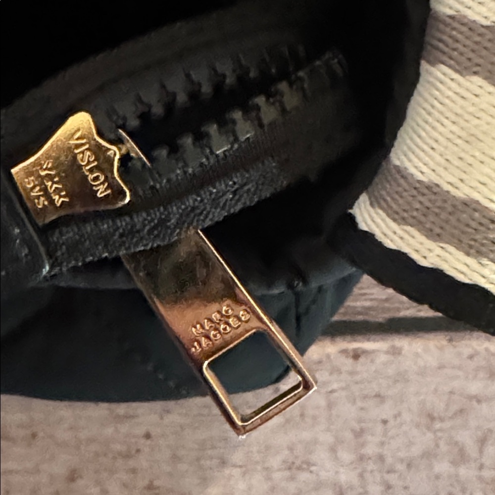 Marc Jacob’s Mini Puffer Crossbody - Picture 4 of 8